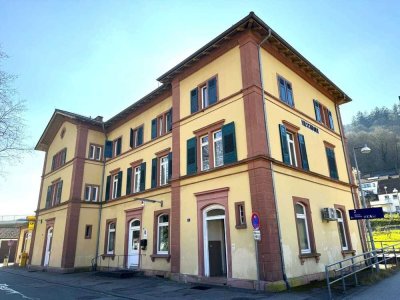 Denkmalgeschützter Bahnhof:  5 Wohn- & 2 Gewerbeeinheiten - Attraktive Rendite von 5,43%