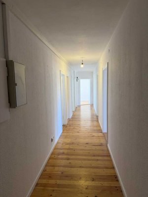 Frisch renovierte 4-Zimmer-Wohnung mit Balkon und Einbauküche!