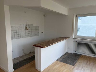 ANFRAGEN NUR PER E-MAIL: Charmante, frisch renovierte 2-Zimmer-Wohnung mit traumhaftem Eckbalkon