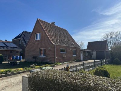 Einfamilienhaus zum Herrichten mit schönem Grundstück in Feldrandlage