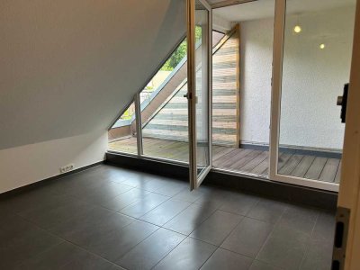 Tolles Ambiente im Dachgeschoss - 2 Zimmer, Einbauküche, Bad , Loggia