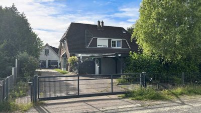 Große Doppelhaushälfte mit norwegischem Holzhaus