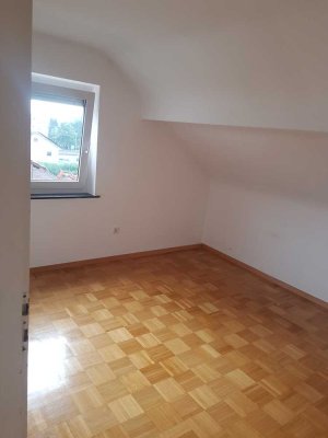 Modernisierte 2,5-Zimmer-DG-Wohnung mit Klimaanlage und EBk