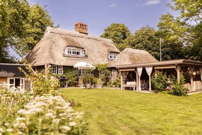 Reetdachtraum an der Ostsee – skandinavischer Wohnstil auf weitläufigem Grundstück