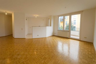 Leerstehende 2-Zimmer-Wohnung mit Sonnenbalkon und TG-Stellplatz in Rheinlage auf Erbbaugrundstück