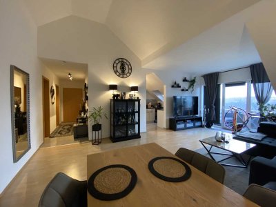 Neuwertige Dachgeschosswohnung mit vier Zimmern und Balkon in Essen-Steele