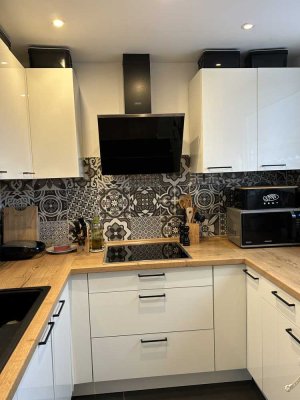 Südstadt.Schöne 4-Zi.-Whg. mit Küche inkl. EBK, Sonnenbalkon, Stellplatz, Aufzug, Schwimmbadnutzung.