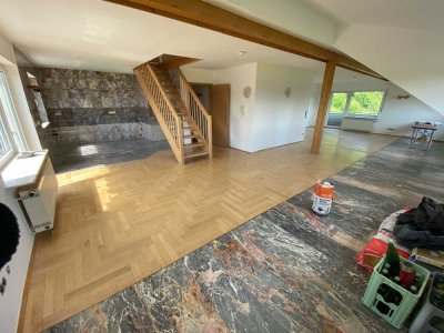 Geräumige, renovierte 4-Raum-Maisonette-Wohnung mit Balkon und Einbauküche in Cölbe