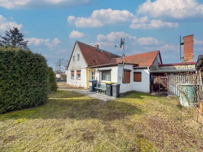 Doppelhaushälfte mit großem Grundstück in Falkensee – Sanierungsobjekt mit Potenzial