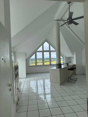 Lichtdurchflutete Wohnung mit Balkon, Kachelofen & Traum-Ausblick