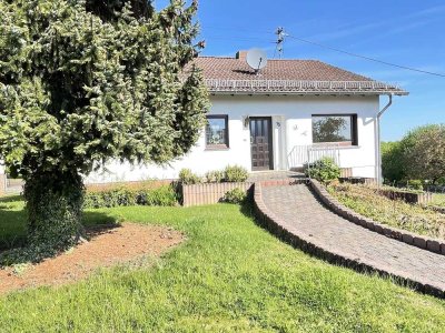 Charmant & ländlich: Bungalow in Ortsrandlage + Blick!