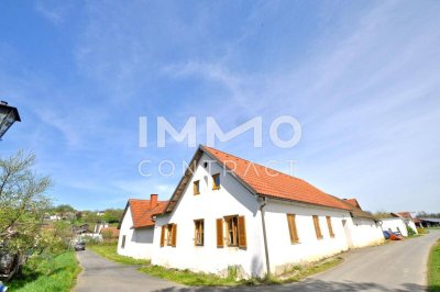 Sanierungsbedürftiger, traditioneller Vierkanthof - Idyllischer Innenhof – Erleben Sie im Innenhof Ihr open air Wohnzimmer