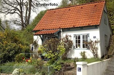 Freistehendes 2-Familienhaus mit kleinem Innenhof
