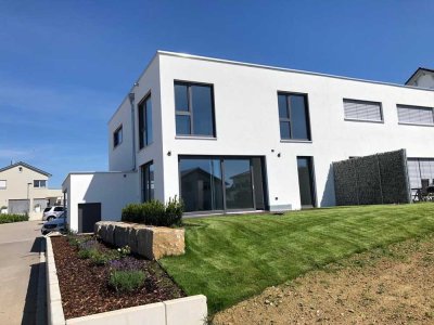 Wohntraum auf höchstem Niveau in Aalen-Dewangen: moderne Doppelhaushälfte mit Garten