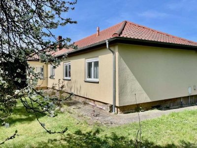 Grüne Oase mit überdachtem Pool – Bungalow auf großzügigem Grundstück in Heidenau!