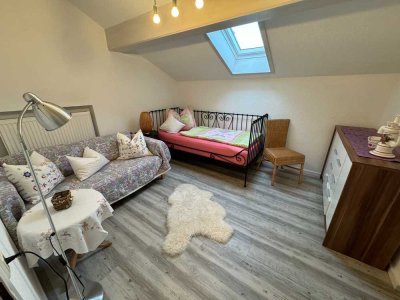 Gemütliche 2 Zi DG Whg. für Pendler oder als Zweitwohnsitz