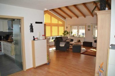 Gepflegte 4-Raum-Penthouse-Wohnung mit Balkon und Küche in Oberndorf