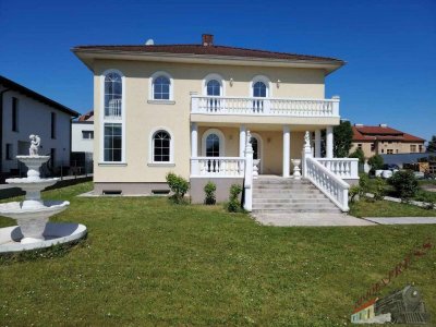 Villa in mediterranem Stil bietet viel Platz und ruhige Umgebung – 25 min zur Stadtgrenze Wien!
