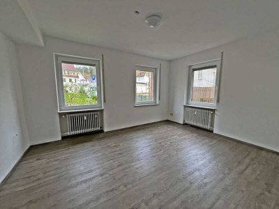 Frisch renovierte und vermietete 2-Zimmer-Erdgeschosswohnung mit EBK