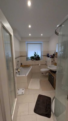Kernsanierte EG-Wohnung mit Fenster Bad- und Duschbad