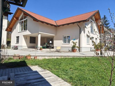 Neuwertiges, großzügiges Wohnhaus in Velden am Wörther See – Wfl: 250m², Terrasse, Kachelofen, Fußbodenheizung