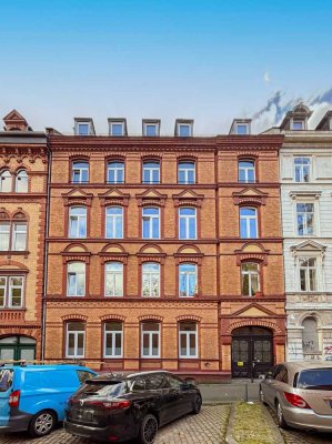 Über den Dächern von Wiesbaden – Stilvoll sanierte 4-Zimmer-Altbauwohnung! Dachmansarde als Zugabe!