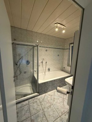 Erstbezug nach Sanierung mit Balkon und EBK: Stilvolle 4-Zimmer-Wohnung mit geh. Innenausstattung