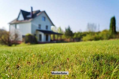 + Freistehendes Einfamilienhaus mit Garten und Garage +