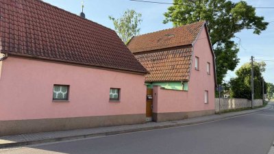 Haus mit kleinem Hof, Nebengebäude und Garage