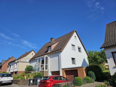 Schönes 280 qm-Zweifamilienhaus mit Garagen + Garten