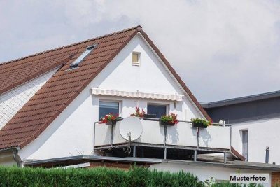 Dachgeschosswohnung mit 113 m² Wfl., Terrasse und Carport