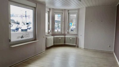 Freundliche u. gepflegte 4-Raum-Hochparterre-Wohnung mit hohen Decken in Battenberg - Geschäftsräume