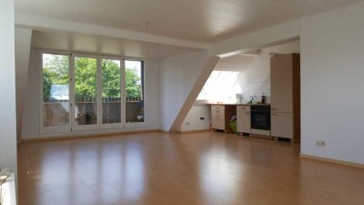 2-Zimmer-Dachgeschosswohnung in einem gepflegten 6-Parteienhaus zur Miete