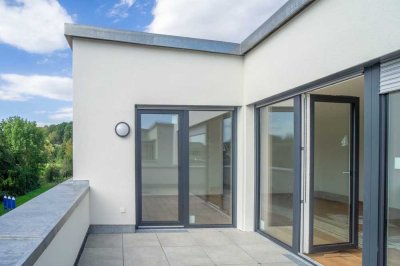 Modernes Wohnen im Dachgeschoss: Neubauwohnung mit Terrasse