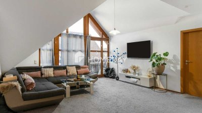 Einzugsbereit im Sommer: Dachgeschoss-Traum mit Südost-Ausrichtung, hohen Decken und eigenem Carport