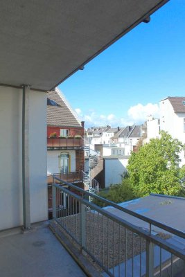 Helle sanierte 2 Zi. Wohnung mit Balkon u. Wohnküche im beliebten Stadtteil Pempelfort