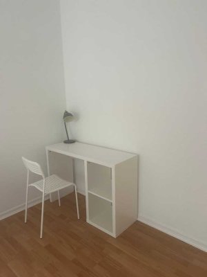 Möbliertes WG-Zimmer mit Balkon – 17 m² in Hamburg (inkl. NK & Internet)