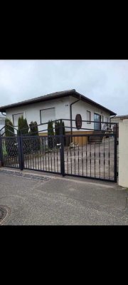 Wohnhaus mit weitläufigem Grundstück