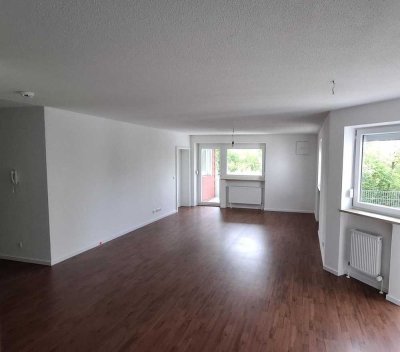 Großzügige 2-Zimmer-Wohnung mit EBK+Sonnenterrasse+Balkon in ruhiger Lage für Single/2 Personen