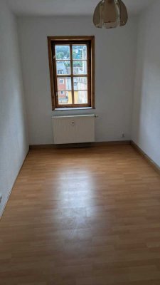 Nach Sanierung mit Einbauküche: Schöne 2-Zimmer-Wohnung im Zentrum von Gräfenthal.