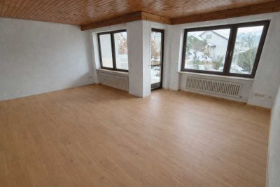 Frisch renoviertes Reihenendhaus mit Garten, Terrasse, Balkon, Garage und großem Keller
