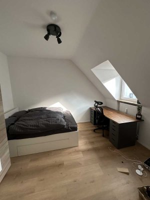Wohnen mit Charakter: 2-Zimmer-Dachgeschosswohnung in Flingern-Nord