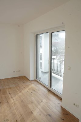 Große helle Wohnung mit Balkon und Garten