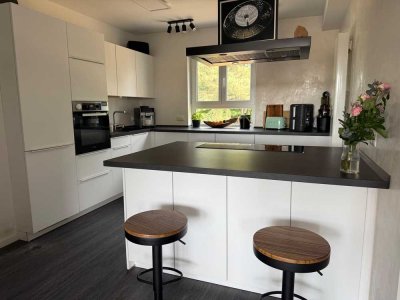 Hochwertig kernsanierte 4-Zimmer-Wohnung mit Kamin und Balkon