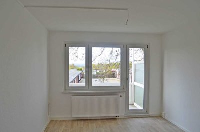 2-Raum-Wohnung, Erdgeschoss mit Badewanne und Balkon! Bezug ab 01.09.25 möglich!