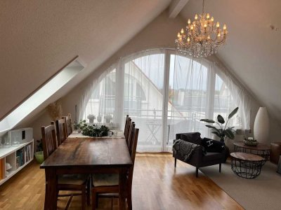 Möbillierte, helle 2-Zimmer-Dachgeschosswohnung mit Balkon, hochwertiger Ausstattung