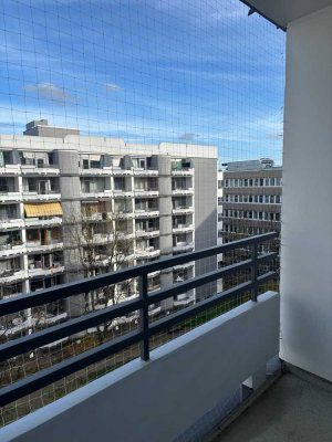 Leerstehendes, helles Appartement mit Balkon  und Garage in Zollstock!