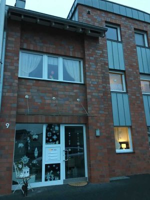 Schöne 2-Zimmer-DG-Wohnung mit Balkon in Erkelenz in ruhigem 3-FH
