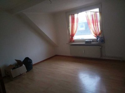 3-Zi.-DG-WHG. mit neuen Fenstern und neuer Heizung