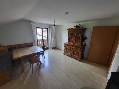 Exklusive 3-Raum-DG-Wohnung mit Balkon in Reichersbeuern